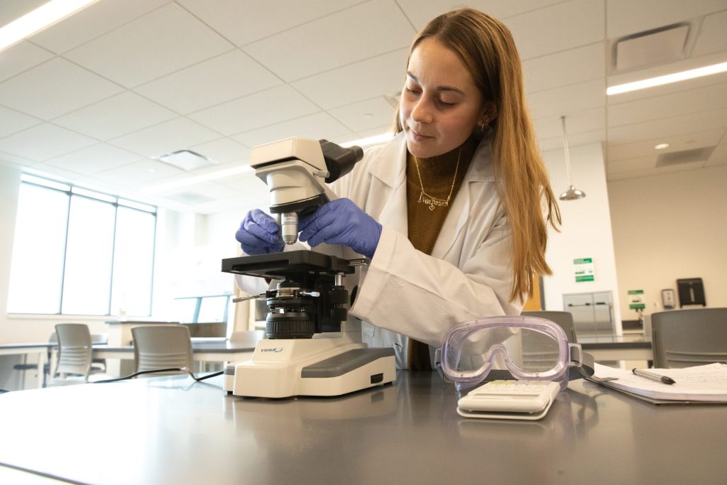 Mia Shute working with a microscope. 