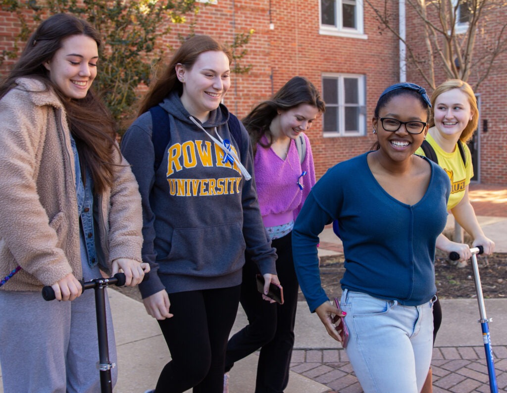 Group of students relaxing together outside, casually leading and organizing their hangout—mirroring the leadership skills taught in a bachelor’s degree in business