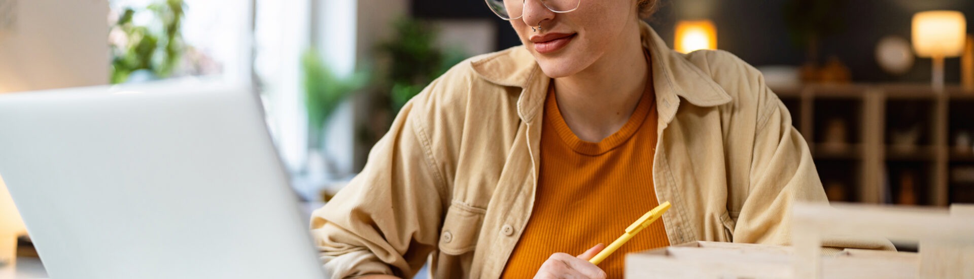 Prospective grad student googling "masters in engineering management vs mba" on computer.